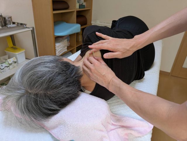 首の施術写真
