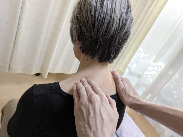 首肩の状態をチェックしている写真